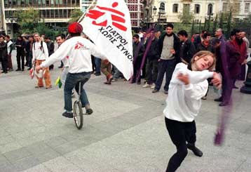 Προγράμματα πρόληψης ζητούν τα κόμματα με αφορμή την Παγκόσμια Hμέρα κατά του AIDS