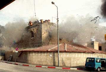 Επίθεση με πυραύλους εξαπέλυσαν οι Ισραηλινοί στη Γάζα, επλήγη το αρχηγείο του Αραφάτ