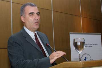 Ευνοϊκότεροι παραμένουν οι όροι συνταξιοδότησης των γυναικών, σύμφωνα με τον Ρέππα