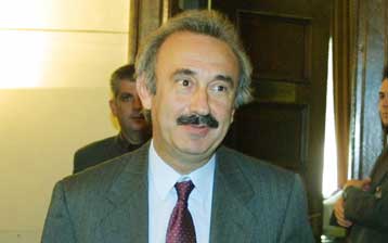 Υπερψηφίστηκε από την κυβερνητική πλειοψηφία ο προϋπολογισμός του 2002