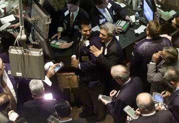 Πάνω από τις 10.000 μονάδες o Dow Jones την Τετάρτη