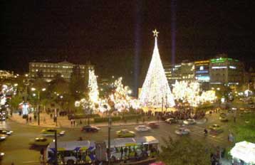 Φωτίστηκε το απόγευμα το χριστουγεννιάτικο δένδρο της Αθήνας