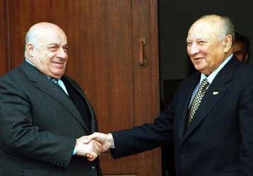 Ντενκτάς και Κληρίδης δείπνησαν στα Κατεχόμενα με μενού την… ειρήνη