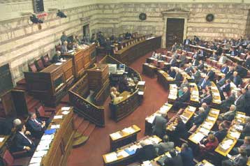 Tη μονιμοποίηση των συνεργατών των βουλευτών ψήφισαν ΠΑΣΟΚ και ΝΔ