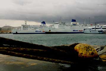 Απαγορεύτηκε ο απόπλους όλων των πλοίων από τα λιμάνια του Πειραιά και της Ραφήνας