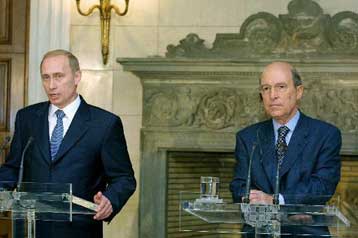 Οι ελληνορωσικές σχέσεις και περιφερειακά ζητήματα στη συνάντηση Σημίτη – Πούτιν