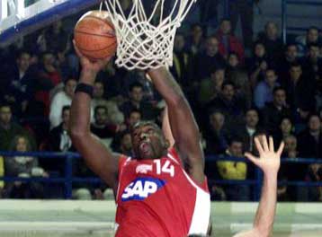 Ο Ηρακλής σταμάτησε την ΑΕΚ και ο Ολυμπιακός πήρε νίκη-θρίλερ στο Ηράκλειο