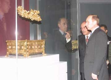 Τους βασιλικούς τάφους της Βεργίνας επισκέφθηκε ο Βλαντιμίρ Πούτιν