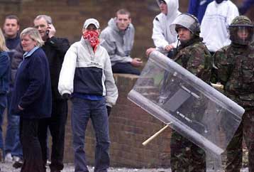 Βίαια επεισόδια ξέσπασαν στη Βόρεια Ιρλανδία