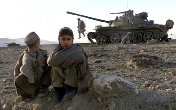 Σφοδρές μάχες στην Τόρα Μπόρα – Βομβαρδίζουν οι Αμερικανοί