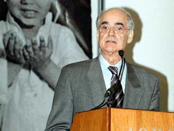 Διευκρινίσεις Κακλαμάνη για τα περί μονιμοποίησης των συνεργατών των βουλευτών