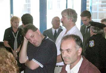 Να δικαστούν οι Βρετανοί που φωτογράφιζαν αεροπορική βάση, εισηγείται ο εισαγγελέας