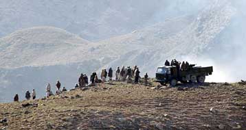 Σφυροκοπούν τις σπηλιές του Μπιν Λάντεν οι Αμερικανοί