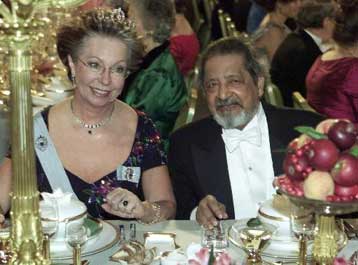 Ο Β. Σ. Νάιπουλ παρέλαβε το βραβείο του σε μια πανηγυρική τελετή στη Στοκχόλμη