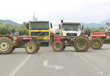 Σε συμβολικό αποκλεισμό δρόμων προχώρησαν οι αγρότες στη Μακεδονία