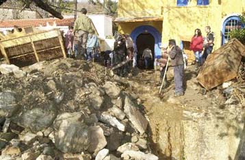 Στις αρχές του 2002 η βοήθεια στους πλημμυροπαθείς της Σάμου