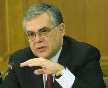 Ανησυχεί ο Λ.Παπαδήμος για φαινόμενα κερδοσκοπίας εν όψει ευρώ