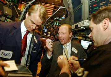 Με οριακά κέρδη της «τελευταίας στιγμής» έκλεισαν την Τετάρτη Nasdaq και Dow Jones