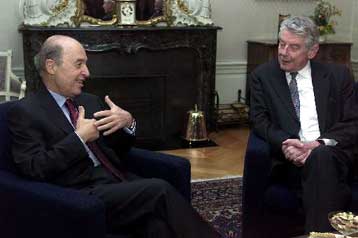 Η Σύνοδος Κορυφής του Λάακεν και η ευρωπαϊκή άμυνα στο επίκετρο της συνάντηση Σημίτη-Κοκ