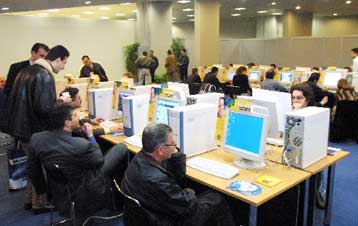 Αυξήθηκαν οι χρήστες Internet το πρώτο εξάμηνο, λέει το υπουργείο Ανάπτυξης