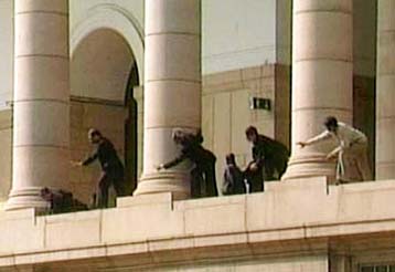 Ισχυρή έκρηξη συγκλονίζει το ινδικό κοινοβούλιο λίγο μετά τη φονική επίθεση ενόπλων