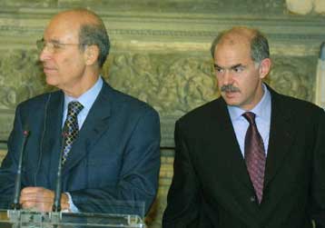 Ο ευρωστρατός στο δείπνο που παρέθεσε ο Φερχόφστατ σε Σημίτη και Παπανδρέου