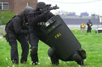 Το FBI επιβεβαιώνει ότι εργάζεται για τη δημιουργία ιού δικτυακής παρακολούθησης