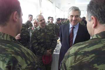Ο Γ.Παπαντωνίου επανέλαβε ότι μέχρι το 2003 θα μειωθεί σταδιακά η στρατιωτική θητεία
