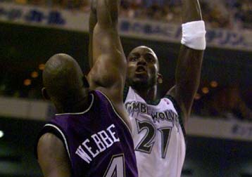 Με σκόρερ τον Κέβιν Γκαρνέτ οι Τίμπεργουλβς σημείωσαν την έκτη συνεχή νίκη τους