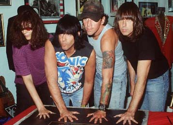 Το Hall of Fame της μουσικής υποδέχεται τους Ramones και τους Talking Heads