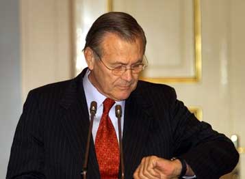 Εν μέσω αεροπορικών βομβαρδισμών έφτασε ο Αμερικανός υπουργός Αμυνας στην Καμπούλ