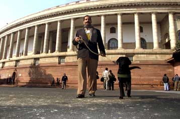 Η Ινδία υποστηρίζει ότι το Πακιστάν εμπλέκεται στην επίθεση στο Κοινοβούλιο