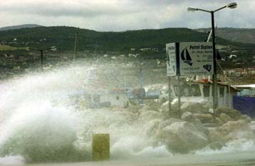 Δένουν, λόγω ανέμων, όλα τα πλοία σε Ραφήνα και Πειραιά