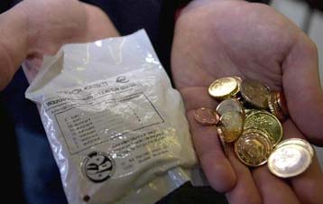 Πρεμιέρα ευρωπαϊκού νομίσματος με ελπίδες, ερωτηματικά και ελέγχους του ΣΔΟΕ