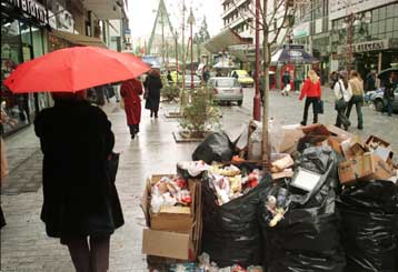 Συνεχίζουν τις απεργίες οι εργαζόμενοι στις υπηρεσίες καθαριότητας του Δήμου Αθηναίων