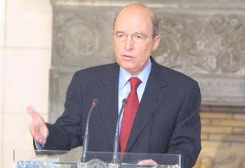 Σύνεση στον προϋπολογισμό και συνέπεια στα χρονοδιαγράμματα ζήτησε ο Σημίτης