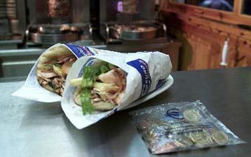 Μεγάλη ζήτηση για τις συσκευασίες εξοικείωσης με το ευρώ – Δεν έλειψαν τα προβλήματα