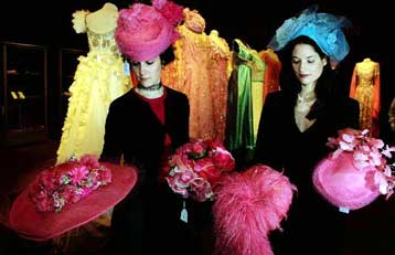 Η γκαρνταρόμπα της Μπάρμπαρα Κάρτλαντ εκποιείται από τους Sothebys