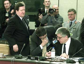 Πρέπει να βρισκόμαστε συνεχώς σε εγρήγορση, τόνισε για την Αλ Κάιντα ο ΥΠΕΘΑ