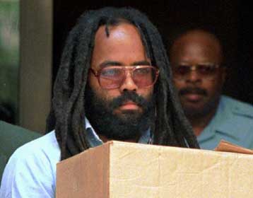 Ομοσπονδιακός δικαστής ακύρωσε τη θανατική καταδίκη του Μουμία Αμπού Τζαμάλ