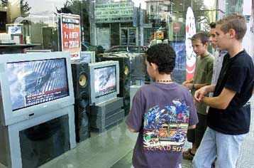 Τηλεθέαση και εμπιστοσύνη δεν συμβαδίζουν αναφορικά με τα τηλεοπτικά δελτία ειδήσεων