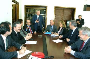 Τράπεζες και ΟΤΟΕ θα επιχειρήσουν να λύσουν την Πέμπτη το ζήτημα του ευρω-μπόνους