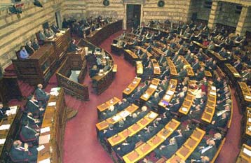 «Ναι» στον προϋπολογισμό αλλά και επικρίσεις για το ευρώ, από τον Πάγκαλο στη Βουλή