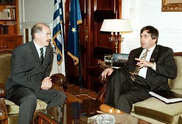 Για την ατζέντα Σημίτη στην Ουάσινγκτον συζήτησαν ο ΥΠΕΞ με τον Αμερικανό πρεσβευτή