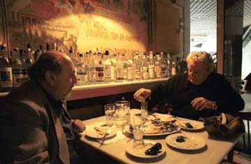 Ταβέρνα και τηλεόραση η ζωή του Έλληνα, σύμφωνα με έρευνα της Eurostat