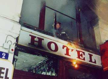 Δύο νεκροί και 14 τραυματίες από δύο πυρκαγιές σε προάστια του Παρισιού