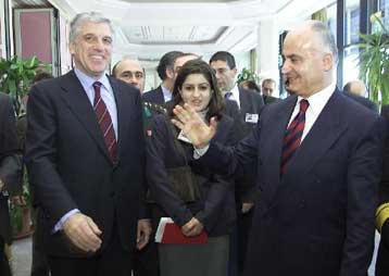 Στην Αττάλεια ο Παπαντωνίου για τη σύνοδο των υπουργών Αμυνας της ΝΑ Ευρώπης