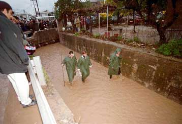 Βρέθηκε το πτώμα του άτυχου πατέρα που παρασύρθηκε από τα νερά του Διακονιάρη