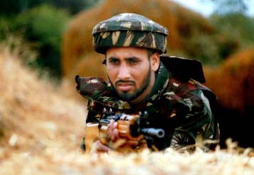 Η Ινδία ανακαλεί τον πρέσβη της στο Πακιστάν και διακόπτει τις επίγειες συγκοινωνίες