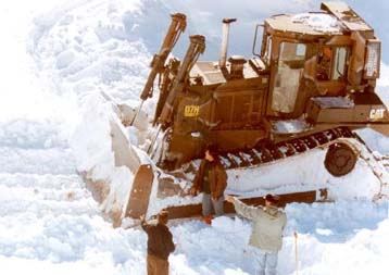 Λεωφορείο των ΚΤΕΛ, αυτοκίνητα και φορτηγά έχουν αποκλειστεί έξω από τα Καλάβρυτα